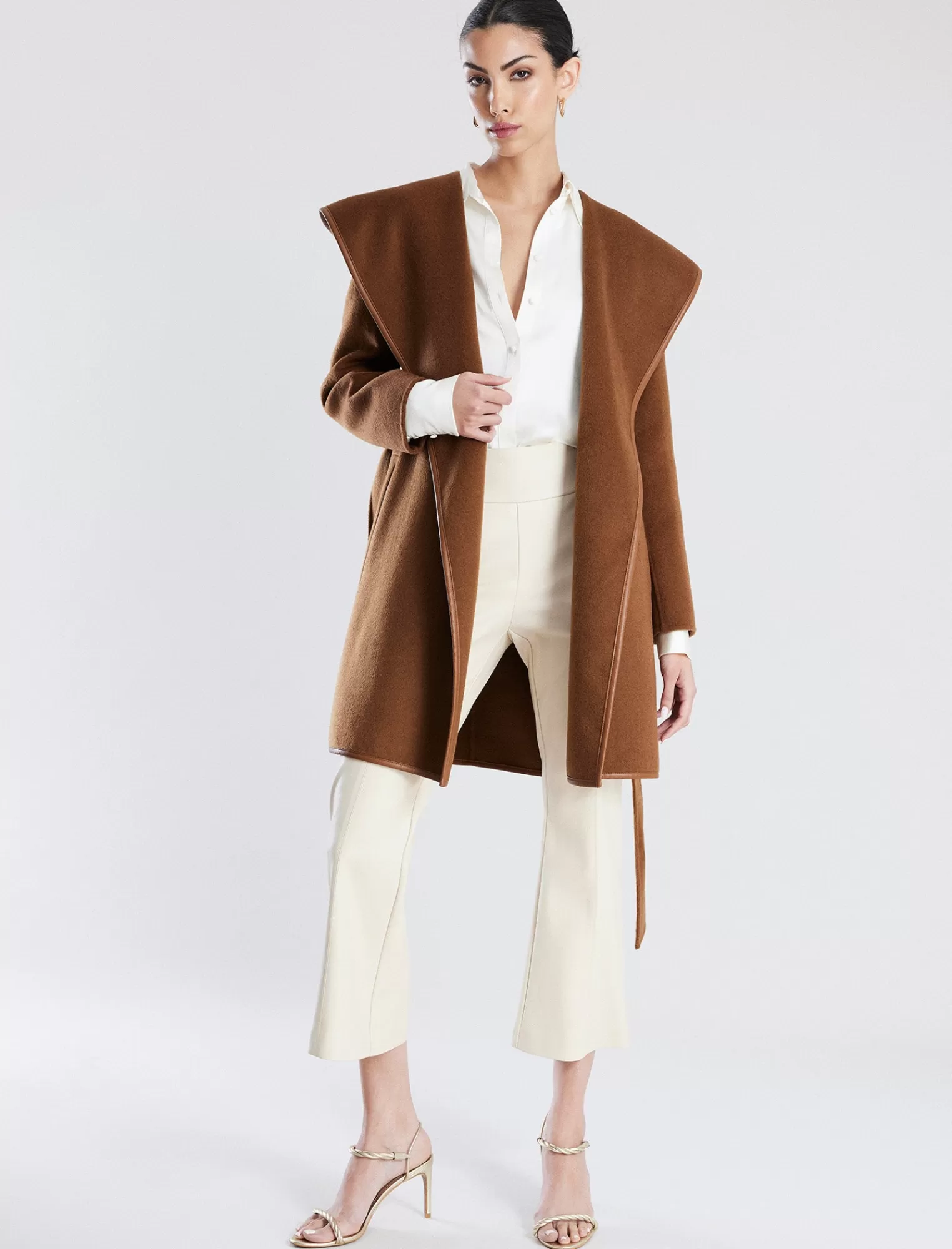 Shop BCBGMAXAZRIA Abrigo Cruzado De Lana Morado Con Capucha Y Cinturon Caramelo