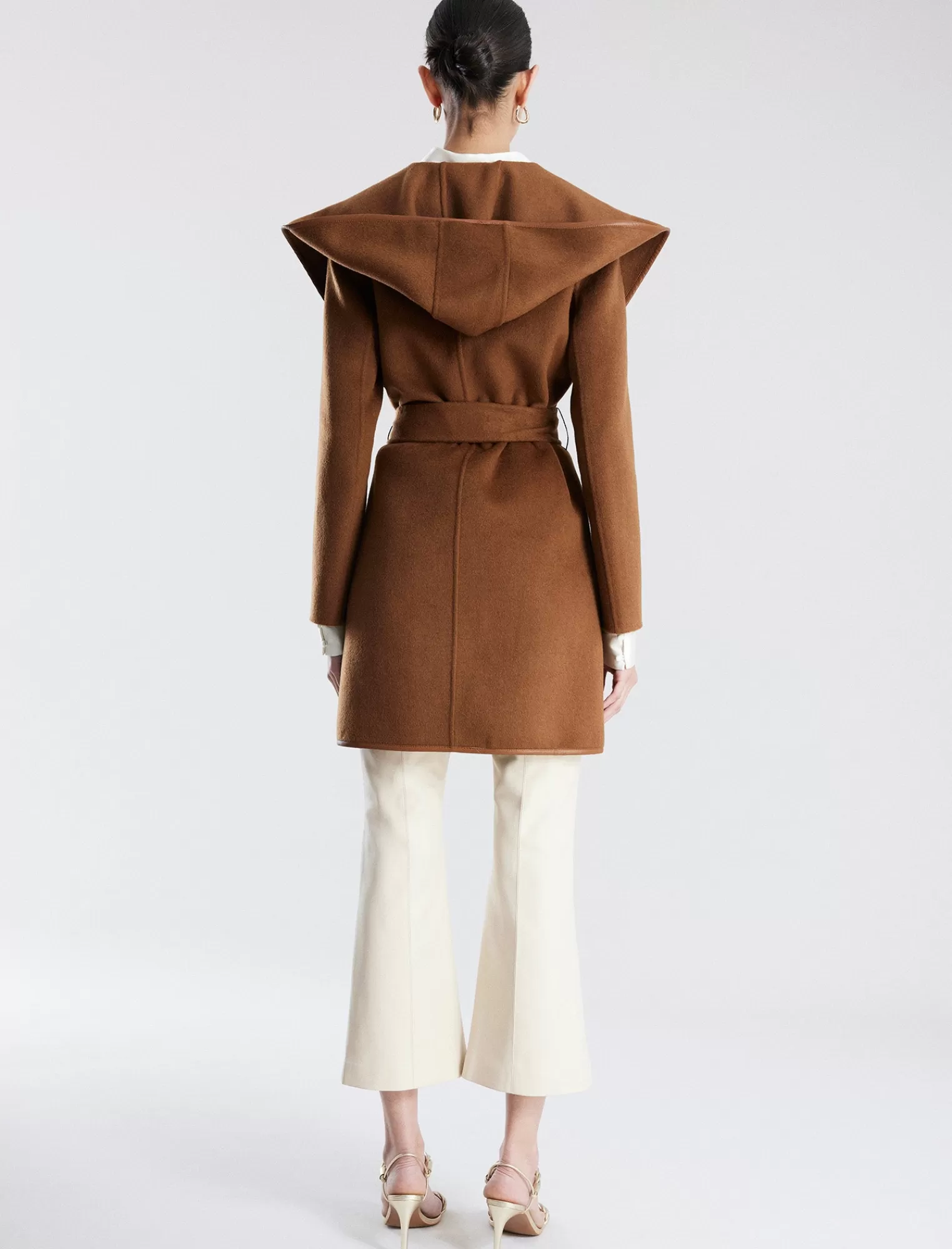 Shop BCBGMAXAZRIA Abrigo Cruzado De Lana Morado Con Capucha Y Cinturon Caramelo