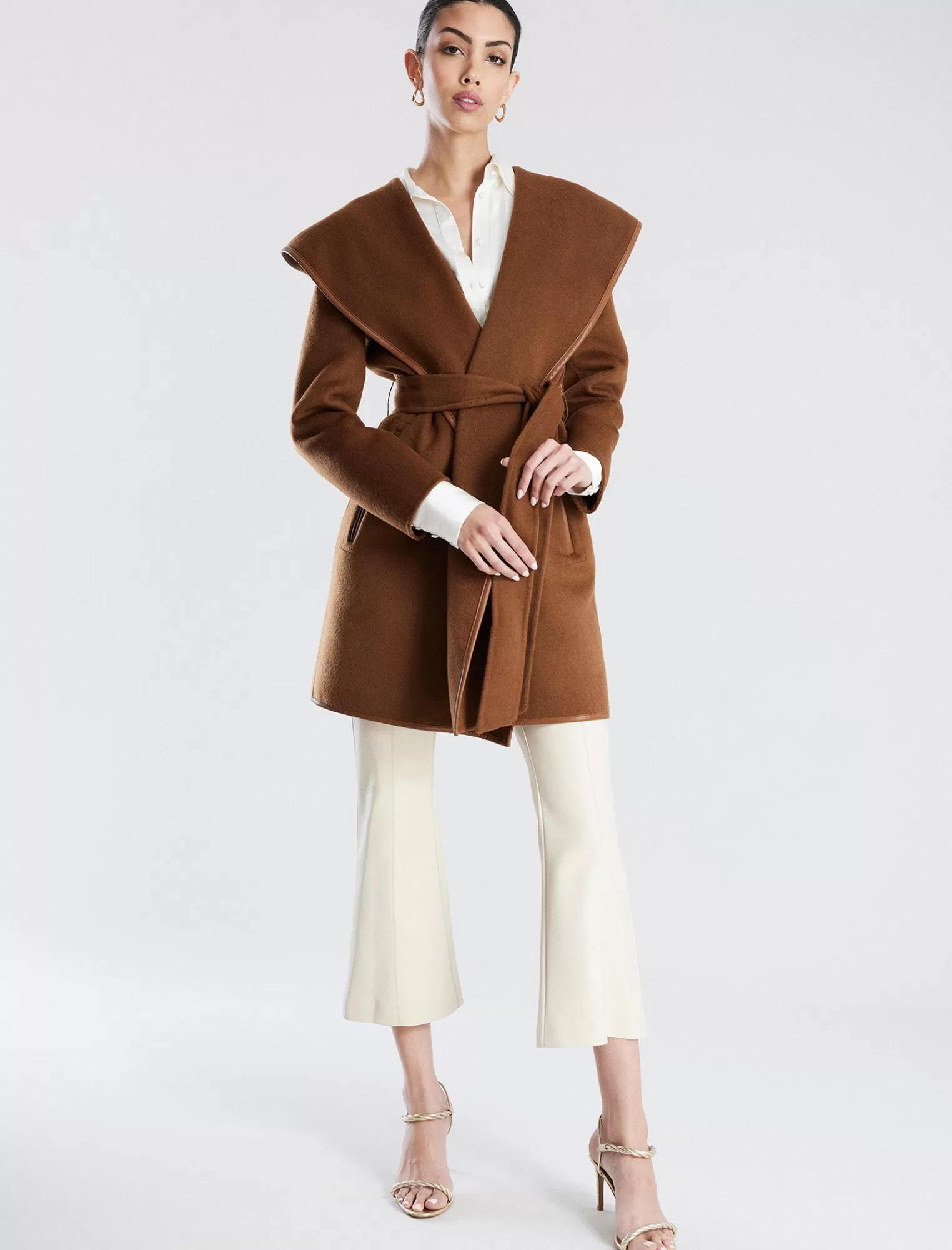 Shop BCBGMAXAZRIA Abrigo Cruzado De Lana Morado Con Capucha Y Cinturon Caramelo