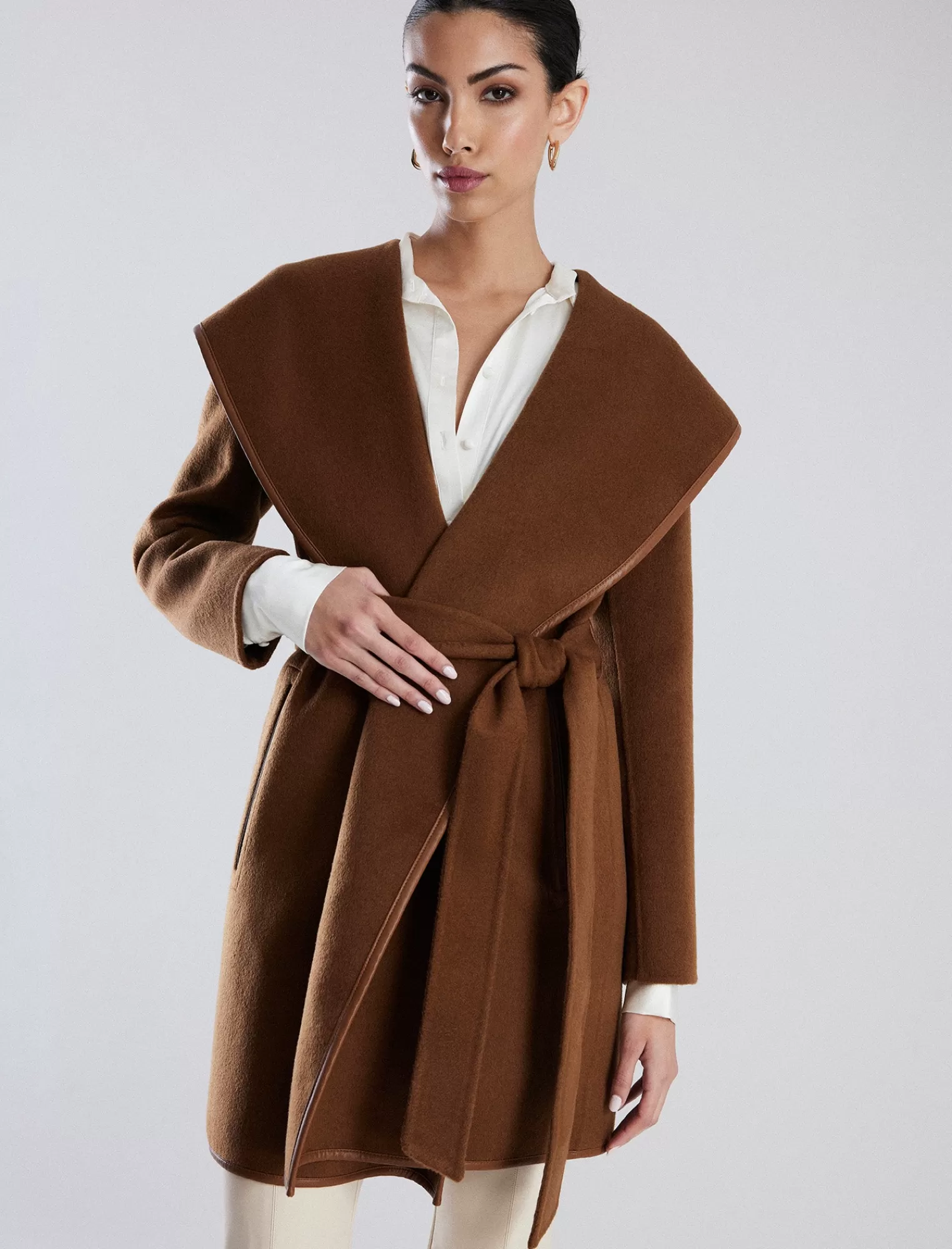 Shop BCBGMAXAZRIA Abrigo Cruzado De Lana Morado Con Capucha Y Cinturon Caramelo