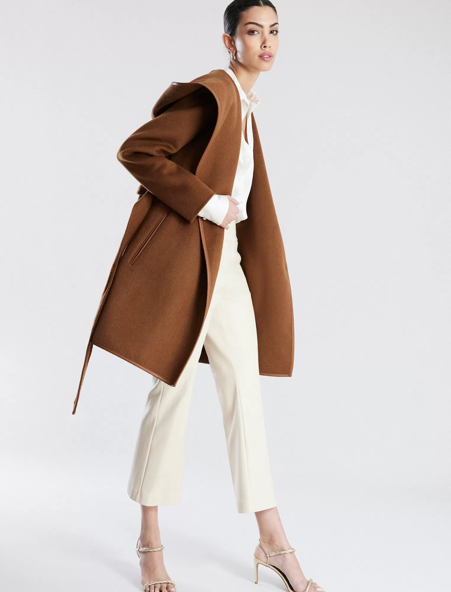 Shop BCBGMAXAZRIA Abrigo Cruzado De Lana Morado Con Capucha Y Cinturon Caramelo