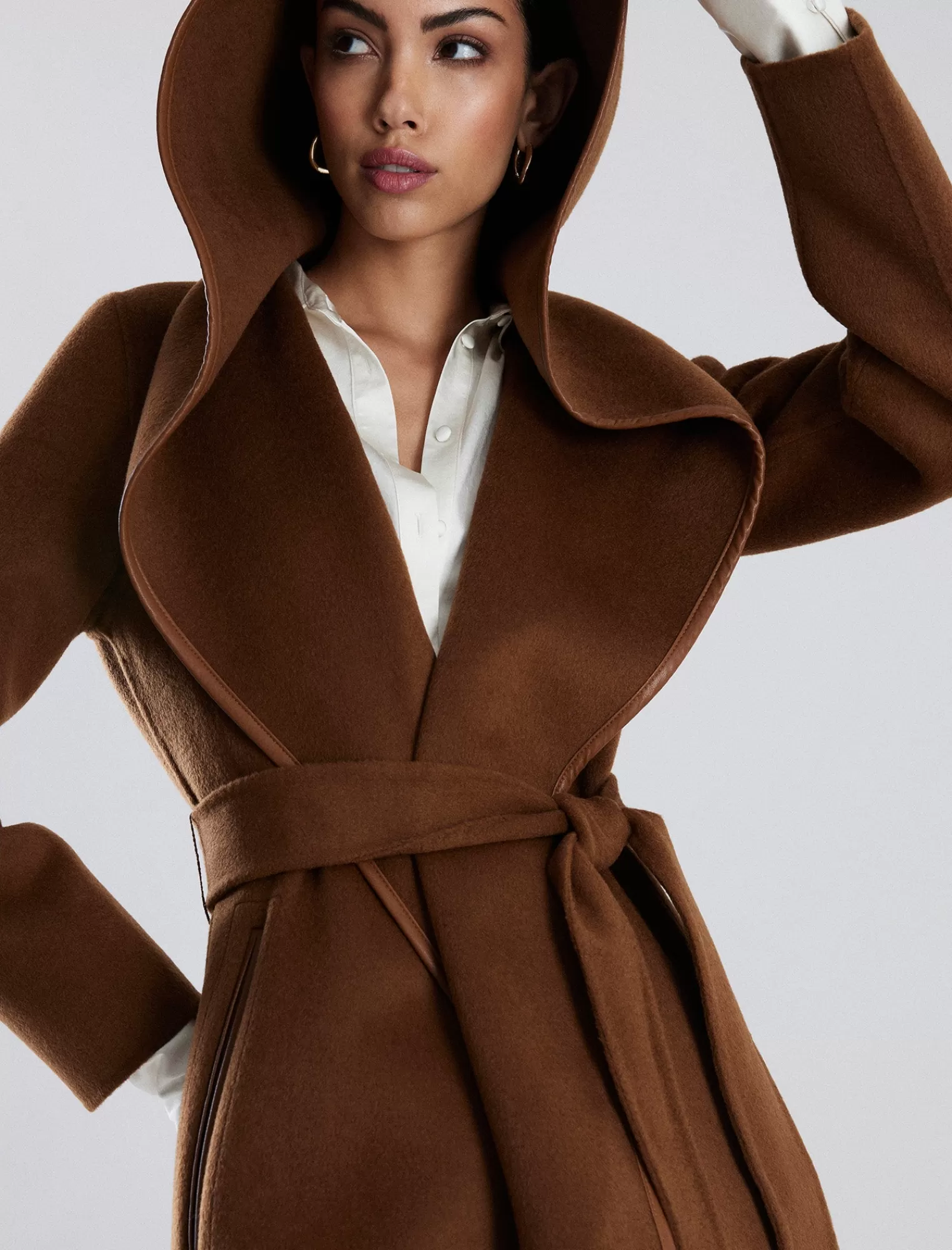 Shop BCBGMAXAZRIA Abrigo Cruzado De Lana Morado Con Capucha Y Cinturon Caramelo