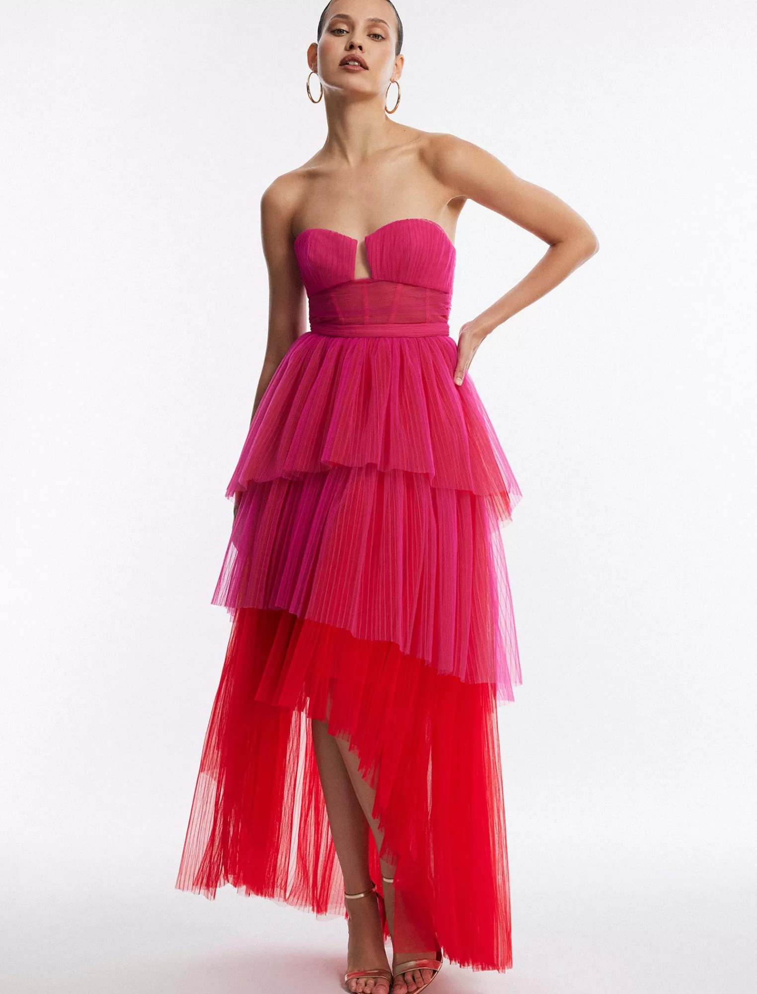 New BCBGMAXAZRIA Vestido Palabra De Honor De Tul Asimetrico "Flora". Frambuesa